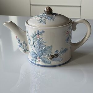 Pfaltzgraff Winter Frost Sculpted Ceramic Blue and White Floral  5 Cup Teapot